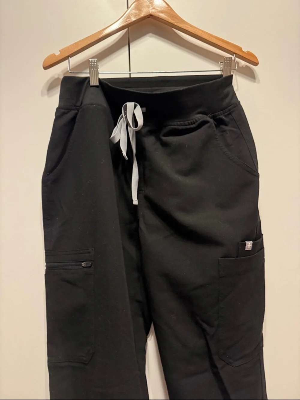 FIGS - high waist technical collection straight leg cargo scrubs - Picture 6 of 9